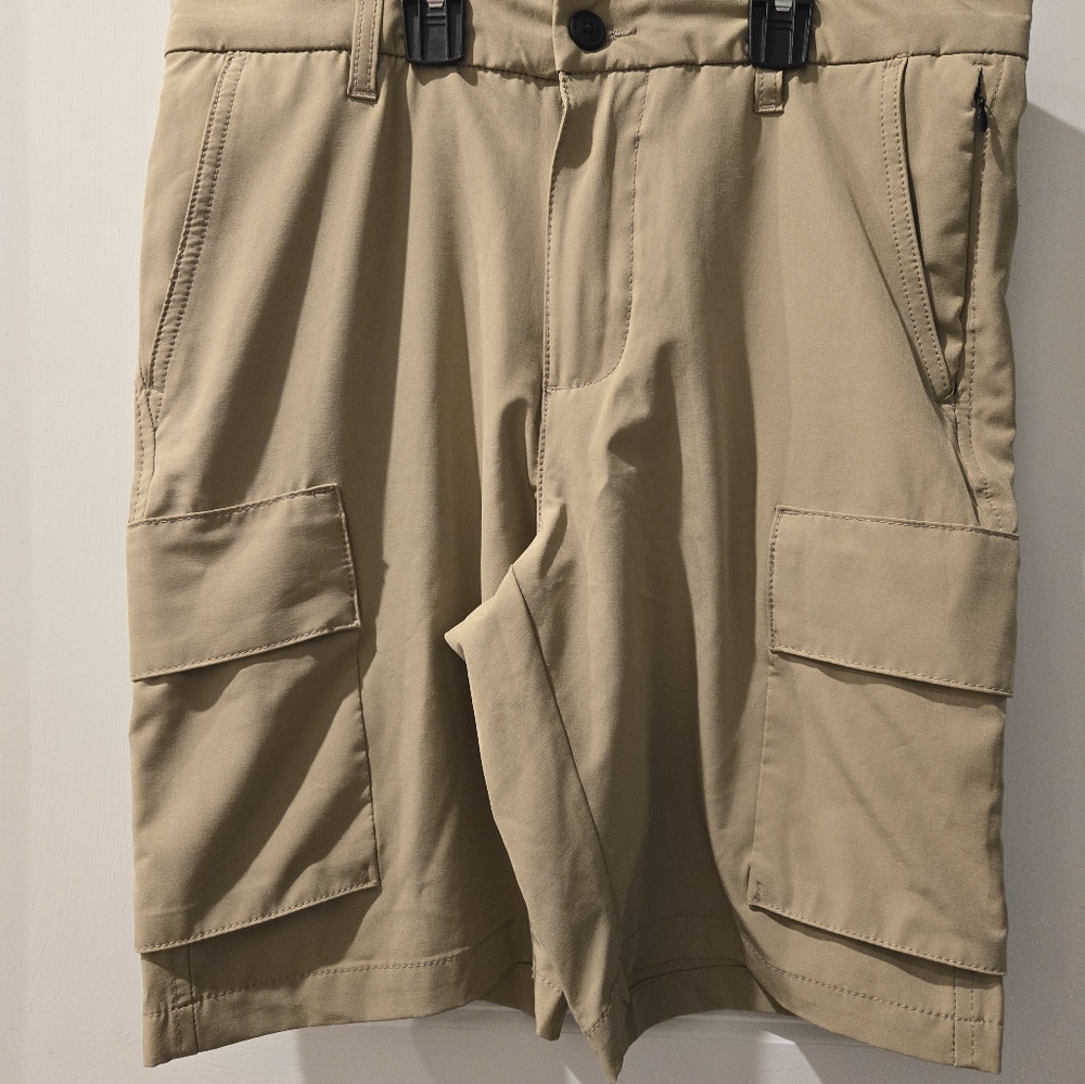 Men's Tahari tan khaki cargo shorts. Size 30.